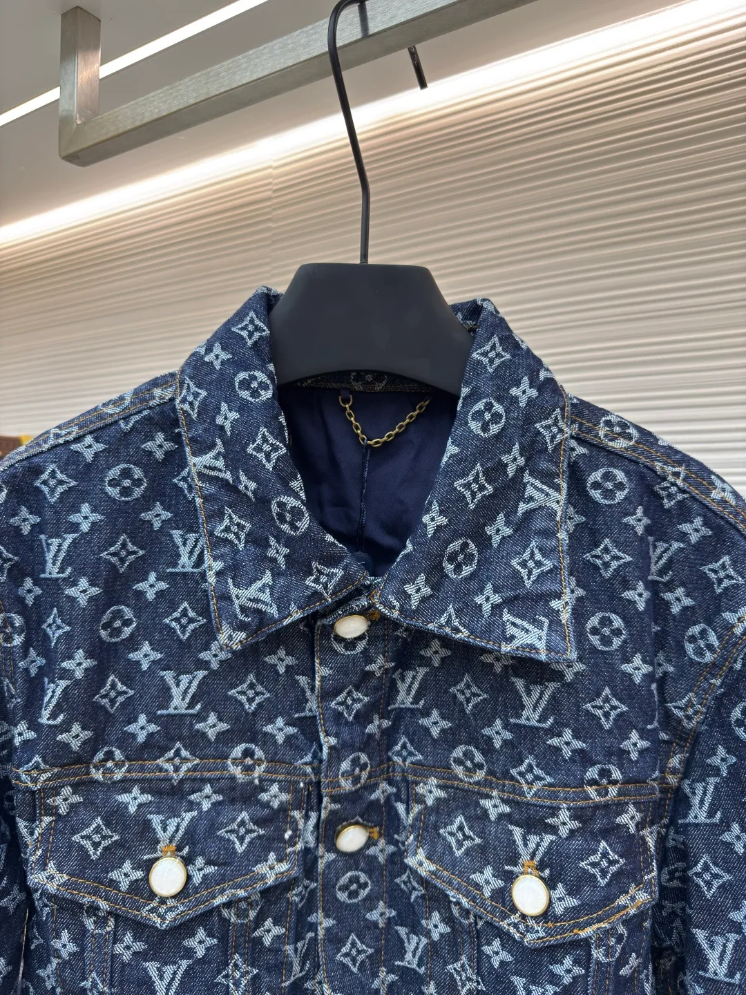 LOUIS VUITTON Presbyopia all-over printed denim jacket ●Authentic product: Purchased and developed by 23639 ●Item number: 1680010-B55 ●Fabric: Denim denim fabric ●Technology: Jacquard production ●Version: fitted version ●Weight: about 850 grams ●Size: 46-48-50-52 ●Description: The fabric is made of denim, full of Monogram jacquard pattern, and is decorated with hot-drilling technology to form the brand's classic pattern. The waist is made of old flocked leather tags, and the hardware is molded. The overall routing is straight and delicate. The fabric is comfortable and soft, and the color is consistent without color difference. It can be matched with the same style to create a fashionable look and control various occasions. Customized accessories, complete with three standards, same style for men and women.